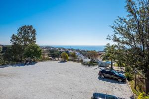 un gran estacionamiento con dos autos estacionados en él en Finca Buenavista, en Chilches