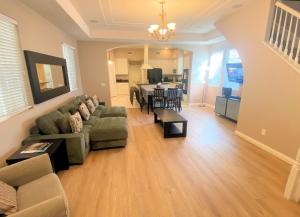 TV a/nebo společenská místnost v ubytování 668 N Cleveland St Ocean-view townhouse with balcony, deck, grill & washer/dryer - walk to beach