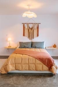 un grande letto in una camera da letto con soffitto di Alma-Rio Room 2 by Mycelia a Tomar Altre 66 foto