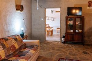 un soggiorno con un divano e una TV di Alma-Rio Room 2 by Mycelia a Tomar
