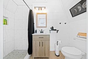 Fotografie z fotogalerie ubytování Hera Treehouse King Bed Hot tub Fredericksburg EV v destinaci Fredericksburg