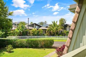 プリンスビルにあるPuamana 6Bの白柵の家