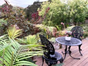 Vrt pred nastanitvijo Spacious & Secluded Bush-View Suite in Kohimarama