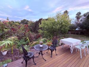 Vrt pred nastanitvijo Spacious & Secluded Bush-View Suite in Kohimarama