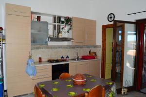 マリーナ・ディ・ピスティッチにあるBorgo Aranci Casa Vacanzeのキッチン(テーブル、カウンタートップ付)
