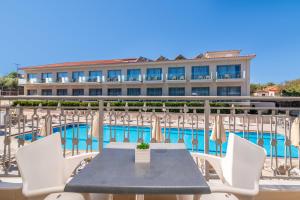 Bazén v ubytování Karras Grande Resort nebo v jeho okolí