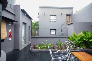 a balcony with a table and chairs on a building at Casa Josefina Hotel Boutique in Olavarría
