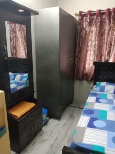 Un dormitorio con una cama, una cómoda y un espejo. en King Size Bed Room with Toilet, en Hyderabad