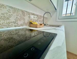 una cocina con fregadero y encimera en Luxury Home on the beach, en Málaga 17 fotos más