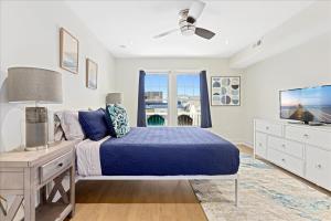 a bedroom with a bed and a tv at Spacious Newly Built Townhouse 2 blocks to Beach in Ventnor City