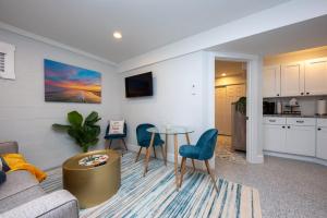 ein Wohnzimmer mit Couch und Tisch in der Unterkunft Brand New Ground Floor near Downtown Ocean City in Ocean City