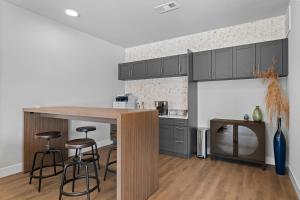 Η κουζίνα ή μικρή κουζίνα στο New Modern Aptnear Walmart Campus & Hospital