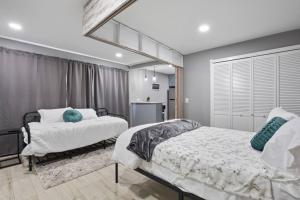 Ένα ή περισσότερα κρεβάτια σε δωμάτιο στο Convenient Mid and Extended Stay Near Airport