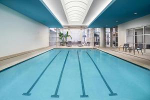 Bazén v ubytování Courtyard by Marriott Atlanta Buckhead nebo v jeho okolí