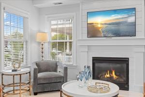 Luxurious OC Single Family Home with Hot Tub في أوشن سيتي: غرفة معيشة مع مدفأة وتلفزيون +69 صورة