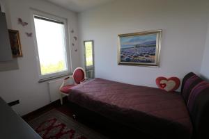 a bedroom with a bed and a window at Villa Tripalo in Šilo
