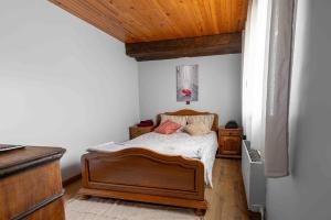 Un dormitorio con una cama y un techo de madera. en Nice house close to Disney 12 people, en Champs-Sur-Marne