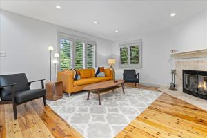 Posezení v ubytování Luxurious 3BR Retreat in Serene Cape May Point + 68 fotografií