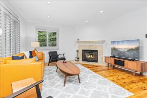 Posezení v ubytování Luxurious 3BR Retreat in Serene Cape May Point