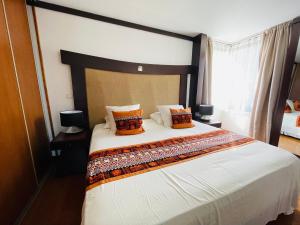 Postel nebo postele na pokoji v ubytování Coral suite vue sur mer