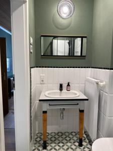 ein Badezimmer mit Waschbecken und Spiegel in der Unterkunft Grünberg House in Traben-Trarbach + 38 Fotos