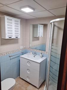 Et badeværelse på ATICO VISTA ESURI GOLF y RELAX