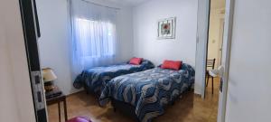 En eller flere senge i et værelse på Flores del Alma PSC