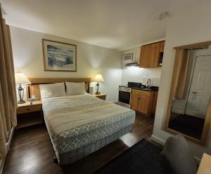 Sunset Motel tesisinde bir odada yatak veya yataklar
