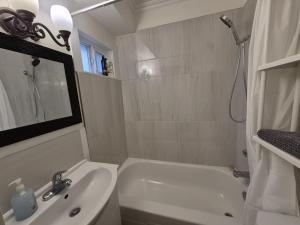 Sunset Motel tesisinde bir banyo
