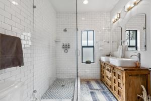 Et badeværelse på Elegant 4BR Home Guest House Private Yard + 63 billeder