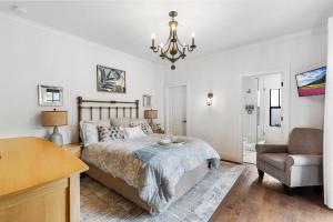 En eller flere senge i et værelse på Elegant 4BR Home Guest House Private Yard