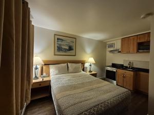 Sunset Motel tesisinde bir odada yatak veya yataklar