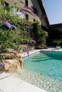 Piscina a L'Auberge Campagnarde o a prop