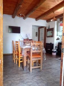 une salle à manger avec une table et des chaises en bois dans l'établissement Villa La Isolina, à Villa Giardino 35 autres photos