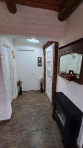 - un couloir avec une cheminée dans une maison dans l'établissement Villa La Isolina, à Villa Giardino