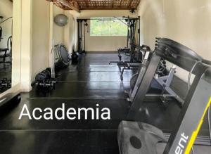 pokój z siłownią z bieżnią w obiekcie Flat Apart hotel Village - ao lado do Aldeia das Aguas w mieście Barra do Piraí