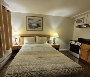 Sunset Motel tesisinde bir odada yatak veya yataklar