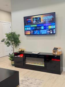 米申Luxe of Haven - 2bed with office and free parking的客厅设有壁炉,上面配有电视
