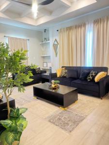 米申Luxe of Haven - 2bed with office and free parking的客厅里有一张蓝色沙发和一张咖啡桌