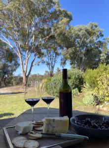 ein Tisch mit zwei Gläsern Wein und Käse in der Unterkunft Blue Gate Cottage in Indigo Upper + 7 Fotos