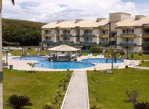 duży budynek apartamentowy z dużym basenem w obiekcie Flat Apart hotel Village - ao lado do Aldeia das Aguas w mieście Barra do Piraí