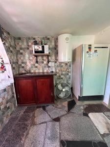 eine Küche mit Theke und Kühlschrank in der Unterkunft casa de descanso el molino 2 in Cordoba