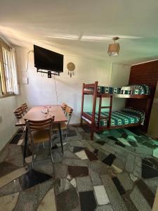 ein Zimmer mit Tisch und Stühlen und Etagenbetten in der Unterkunft casa de descanso el molino 2 in Cordoba + 8 Fotos