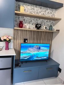 einen TV auf einer Kommode im Wohnzimmer in der Unterkunft Cozy Cottage on 5th Avenue in Johannesburg + 19 Fotos