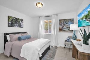 Ένα ή περισσότερα κρεβάτια σε δωμάτιο στο Cozy Hallandale Home - Prime Location Family