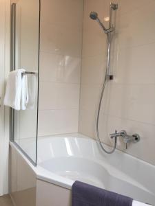 y baño con ducha y bañera. en Ferienwohnung Kreuder, en Bergisch Gladbach