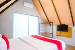 Μια τηλεόραση ή/και κέντρο ψυχαγωγίας στο RedDoorz at Pondok Palma Villa