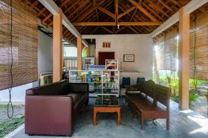 Χώρος καθιστικού στο RedDoorz at Pondok Palma Villa