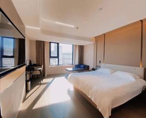 Postel nebo postele na pokoji v ubytování National Jade Hotel