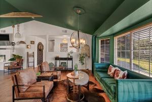 Posezení v ubytování Yosemite & Bass Lake 3 Acres, Pool, Game Room, Stunning Views